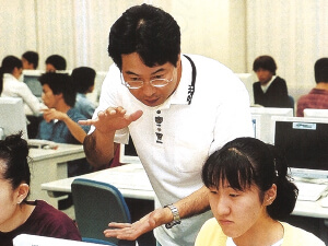 先進の情報教育を学ぶ学生たち